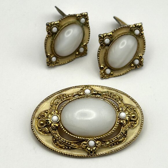 Vintage 1928 Brooch Clip On Earrings Set Faux Moonstone & Pearl Gold Tone - Picture 2 of 12